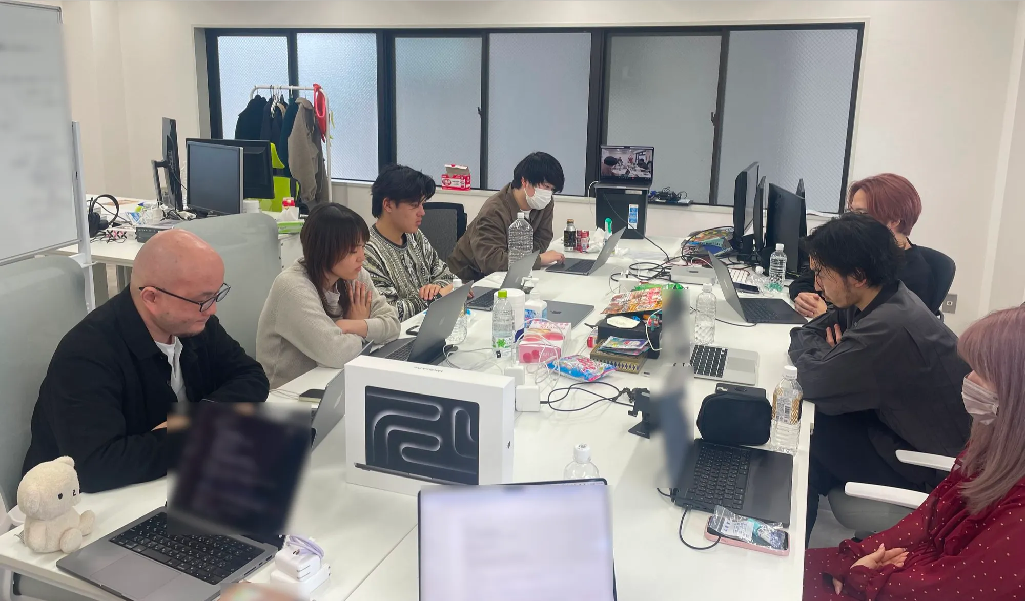 オフィスで仕事をするtechnersのメンバー